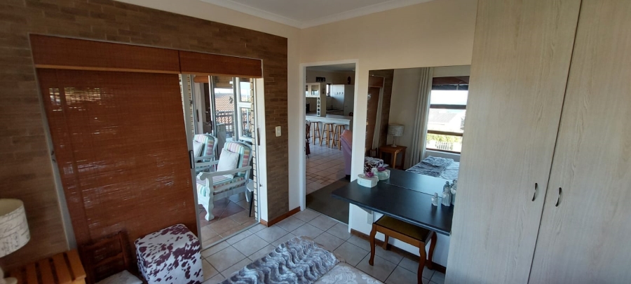 5 Bedroom Property for Sale in Wavecrest Eastern Cape